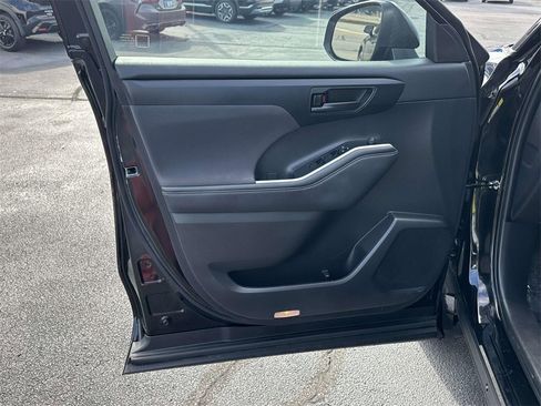 Used 2023 Toyota Highlander L image 5