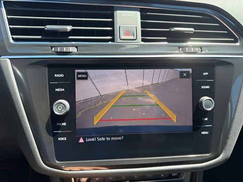 Used 2018 Volkswagen Tiguan SE w/ Panoramic Sunroof Package AWD/4WD image 17
