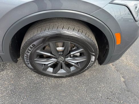 Used 2024 Volkswagen Tiguan SE image 12