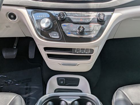 Used 2024 Chrysler Pacifica Touring-L FWD image 21