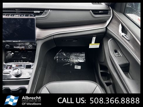 New 2025 Jeep Grand Cherokee Limited w/ Trailer Tow Package image 17
