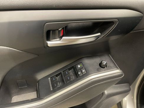 Used 2023 Toyota Highlander XSE FWD image 13