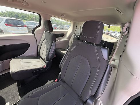 Used 2023 Chrysler Voyager LX FWD image 19