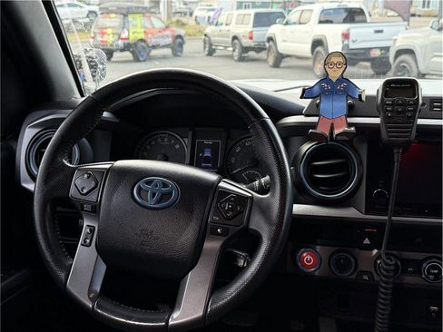 Used 2017 Toyota Tacoma TRD Off-Road w/ Tow Package (A/T) image 15