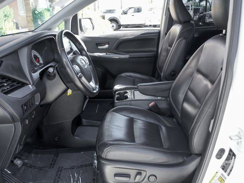 Used 2016 Toyota Sienna SE image 21