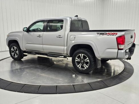Used 2017 Toyota Tacoma TRD Sport w/ Tow Package (A/T) AWD/4WD image 3