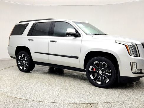 Used 2020 Cadillac Escalade Platinum image 3