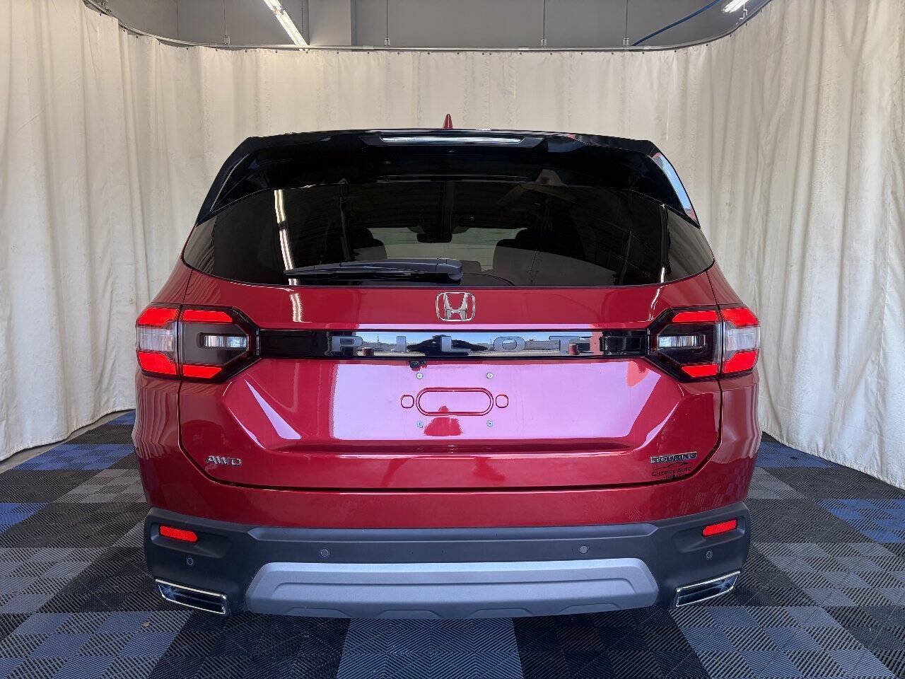 Used 2025 Honda Pilot Touring image 7