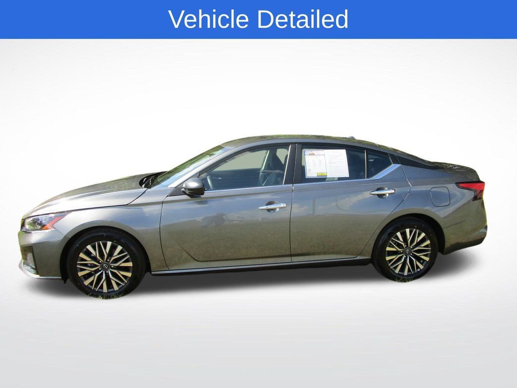 Used 2025 Nissan Altima 2.5 SV FWD image 3