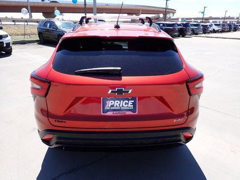 Used 2024 Chevrolet Trax RS w/ Sunroof Package FWD image 3