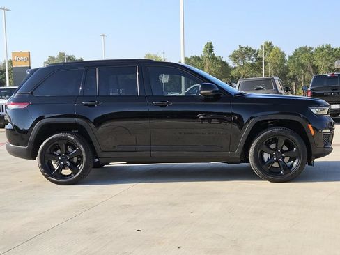 Used 2025 Jeep Grand Cherokee Limited w/ Luxury Tech Group II RWD image 9