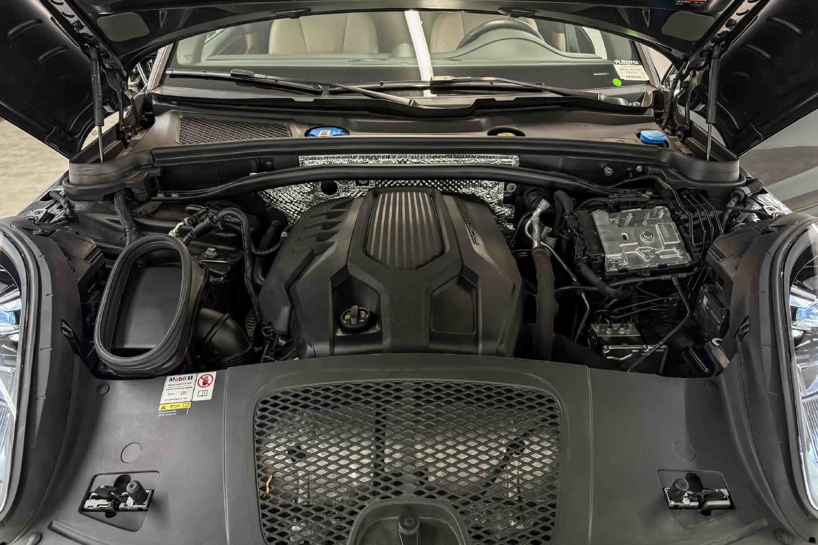 Certified 2023 Porsche Macan AWD/4WD image 30
