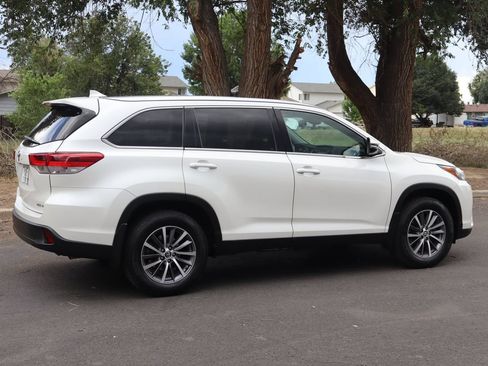 Used 2019 Toyota Highlander XLE AWD/4WD image 4