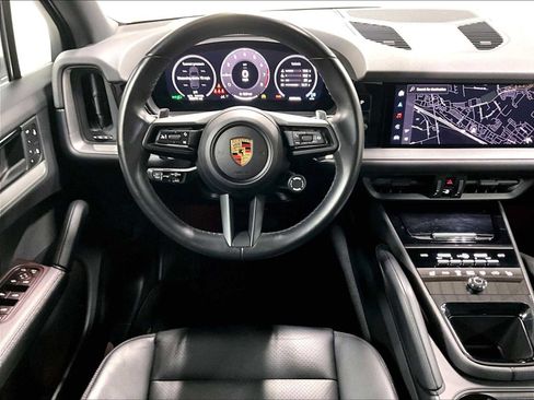 Used 2024 Porsche Cayenne image 16