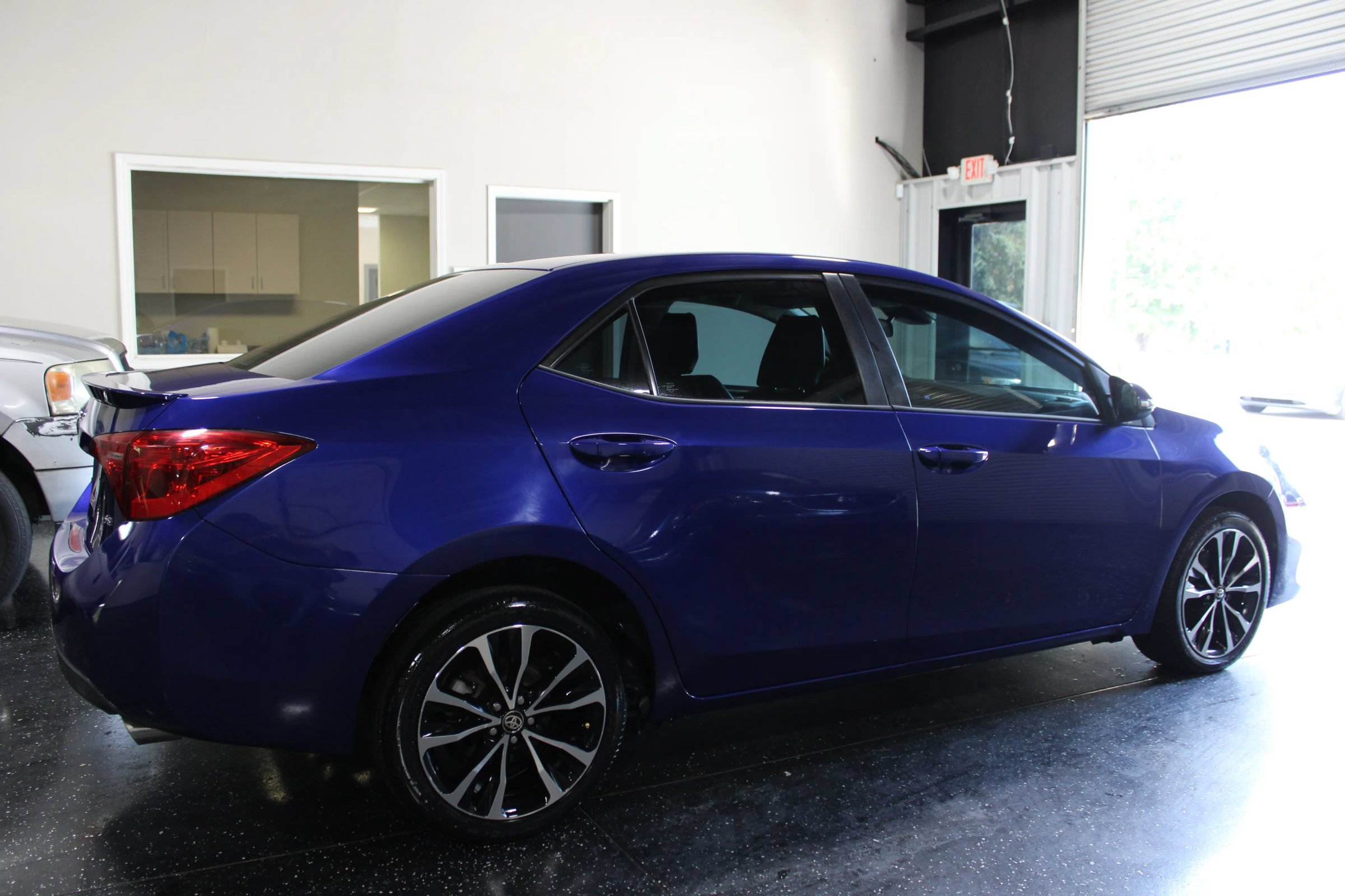 Used 2018 Toyota Corolla SE FWD image 3