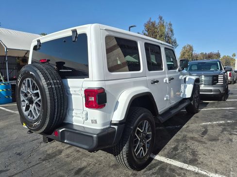 Used 2024 Jeep Wrangler Unlimited Sahara AWD/4WD image 6