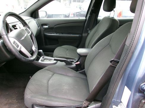 Used 2011 Chrysler 200 Touring FWD image 7