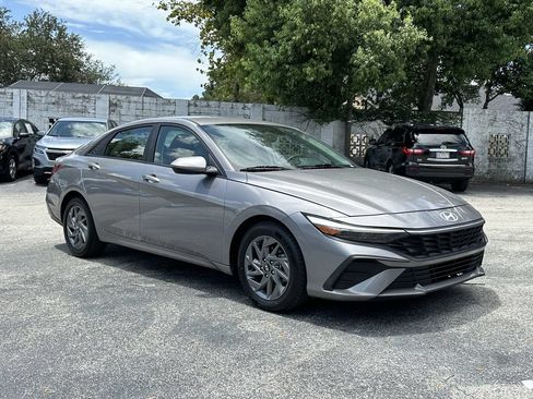 Used 2024 Hyundai Elantra SEL FWD image 2