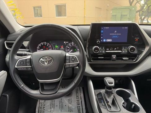 Used 2023 Toyota Highlander LE FWD image 9