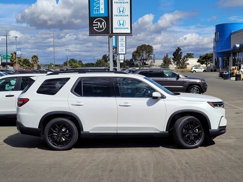 New 2025 Honda Pilot Touring image 4