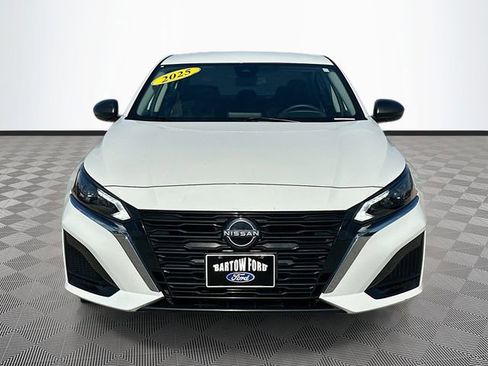 Used 2025 Nissan Altima 2.5 SV FWD image 2