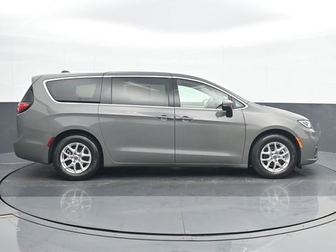 Used 2023 Chrysler Pacifica Touring-L image 7