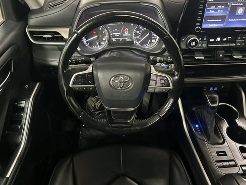 Used 2022 Toyota Highlander XLE AWD/4WD image 16