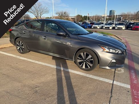 Certified 2022 Nissan Altima 2.5 SV image 1