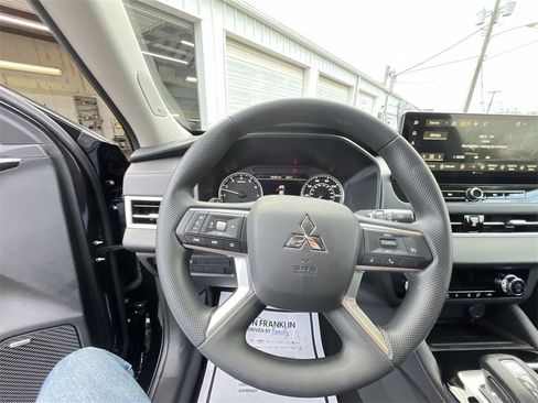 New 2026 Mitsubishi Outlander ES image 14