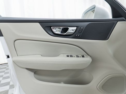 Used 2020 Volvo V60 T5 Cross Country image 11