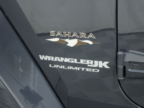 Used 2018 Jeep Wrangler Unlimited Sahara w/ Connectivity Group AWD/4WD image 26