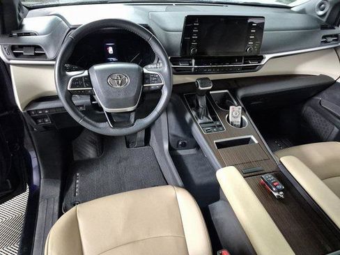 Certified 2023 Toyota Sienna XLE image 10