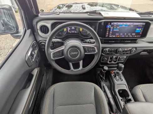 Used 2025 Jeep Wrangler Unlimited Sahara w/ Safety Group AWD/4WD image 17