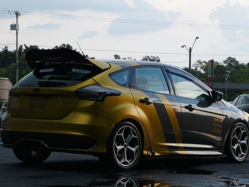Used 2017 Ford Focus ST w/ Equipment Group 401A FWD image 5