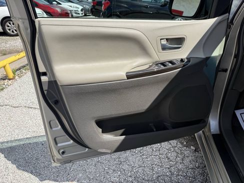 Used 2017 Toyota Sienna XLE w/ XLE Navigation Package FWD image 21