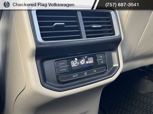 Used 2025 Volkswagen Atlas SE image 28