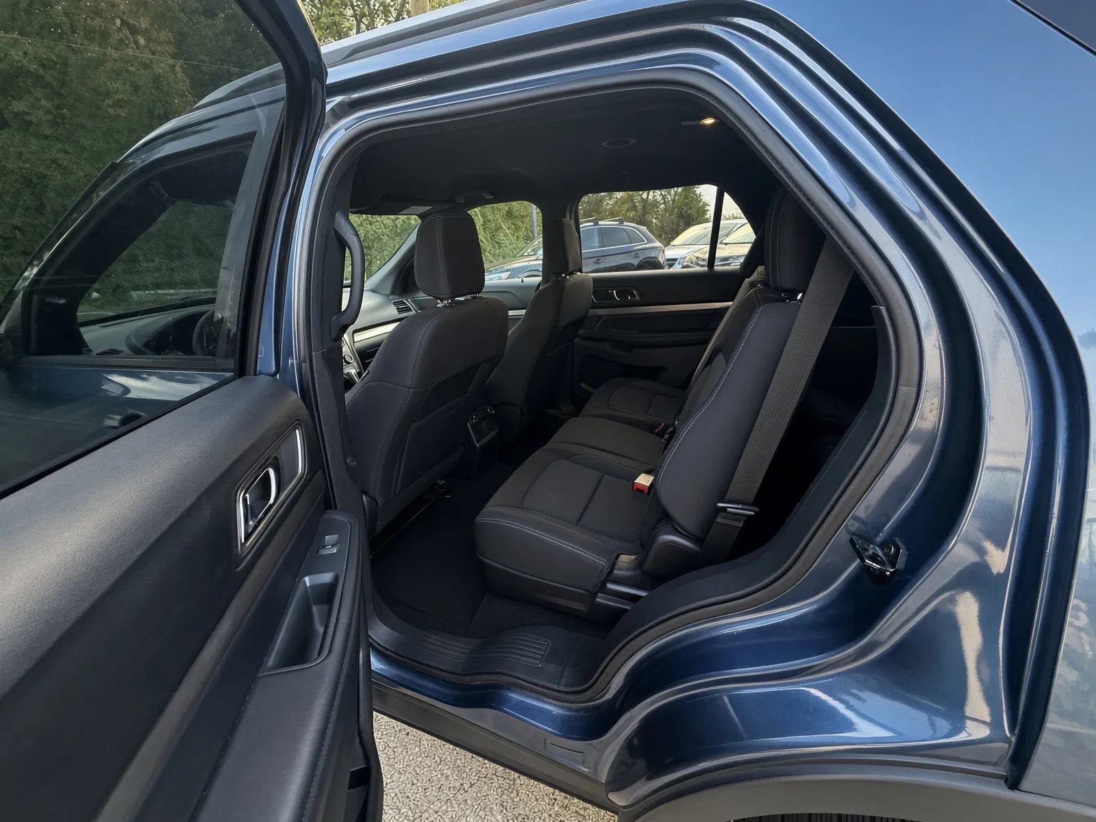 Used 2018 Ford Explorer XLT AWD/4WD image 10