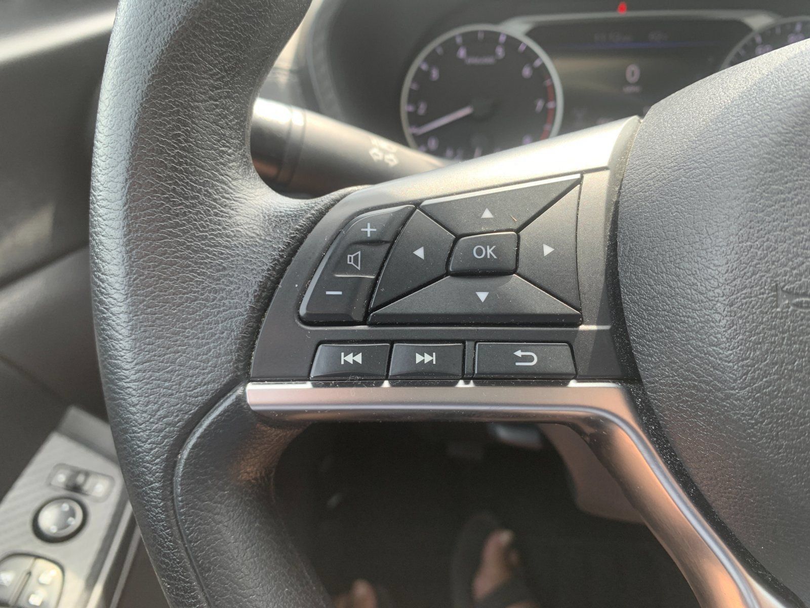 Used 2025 Nissan Sentra SV FWD image 28