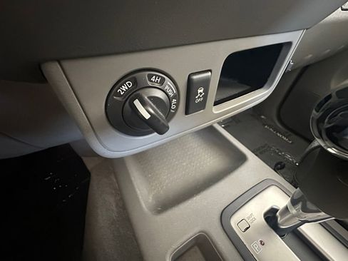 Used 2013 Nissan Frontier SV image 31