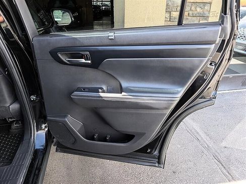 Used 2025 Toyota Highlander XLE AWD/4WD image 30