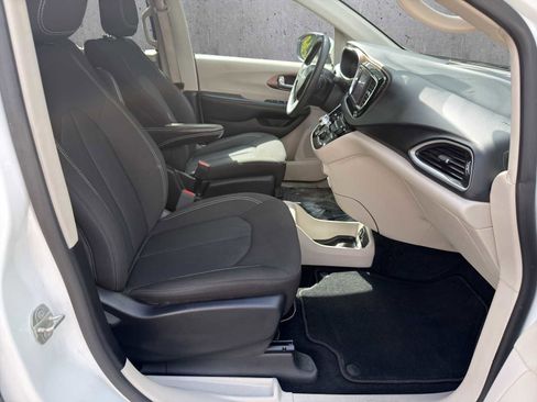 Used 2023 Chrysler Voyager LX FWD image 21