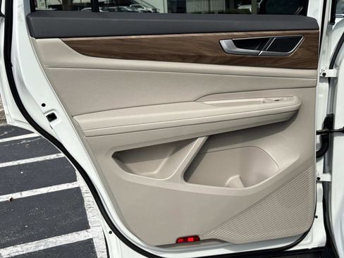 Used 2025 Volkswagen Atlas SE image 13