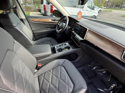 Used 2024 Volkswagen Atlas SE image 11