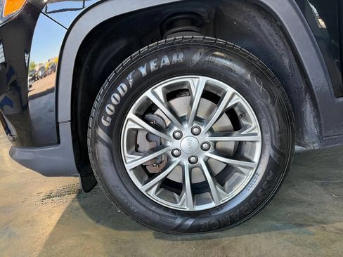 Used 2019 Jeep Cherokee Latitude Plus w/ Cold Weather Group AWD/4WD image 24