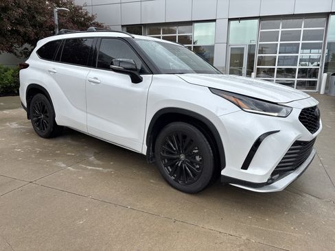 Used 2025 Toyota Highlander XSE AWD/4WD image 2