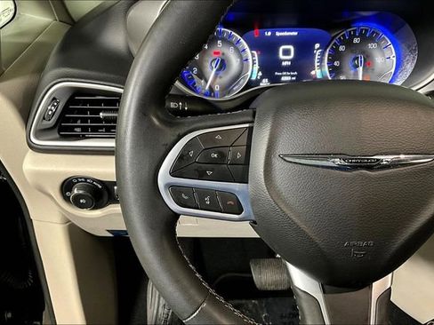 Used 2022 Chrysler Pacifica Touring-L image 17