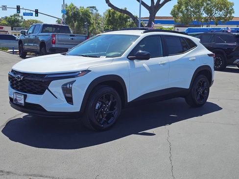 New 2026 Chevrolet Trax LT w/ Midnight Edition FWD image 3