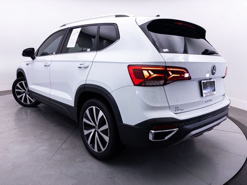 Used 2022 Volkswagen Taos SE FWD image 2