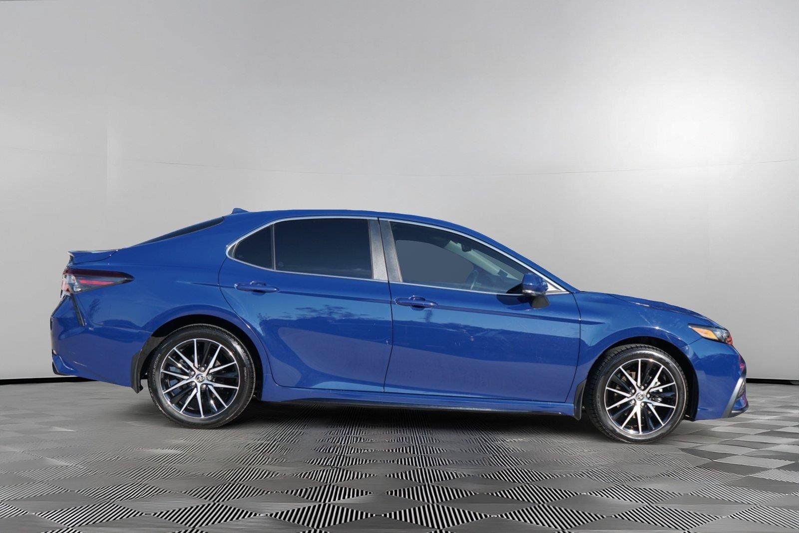 Used 2024 Toyota Camry SE FWD image 4