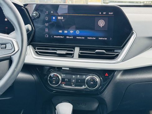 Used 2025 Chevrolet Trax LT w/ LT Convenience Package image 17